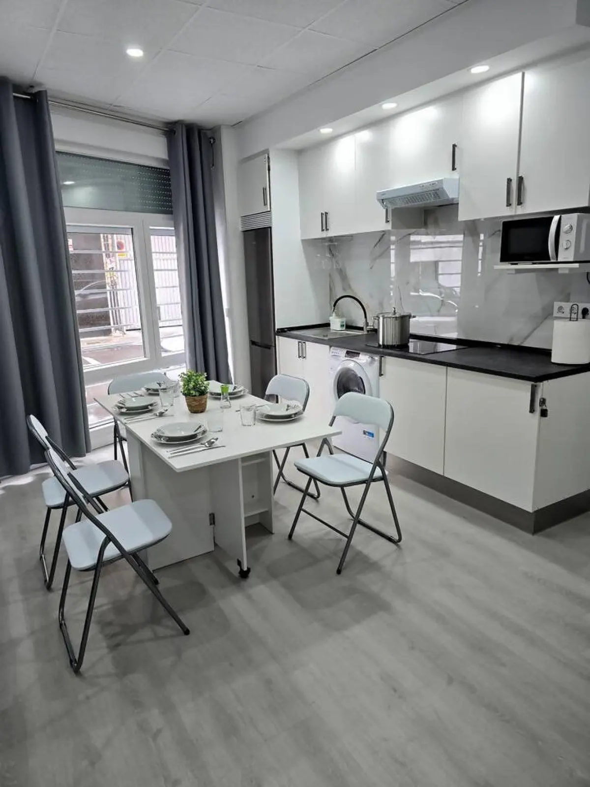 Cocina equipada y mesa de comedor de Cova