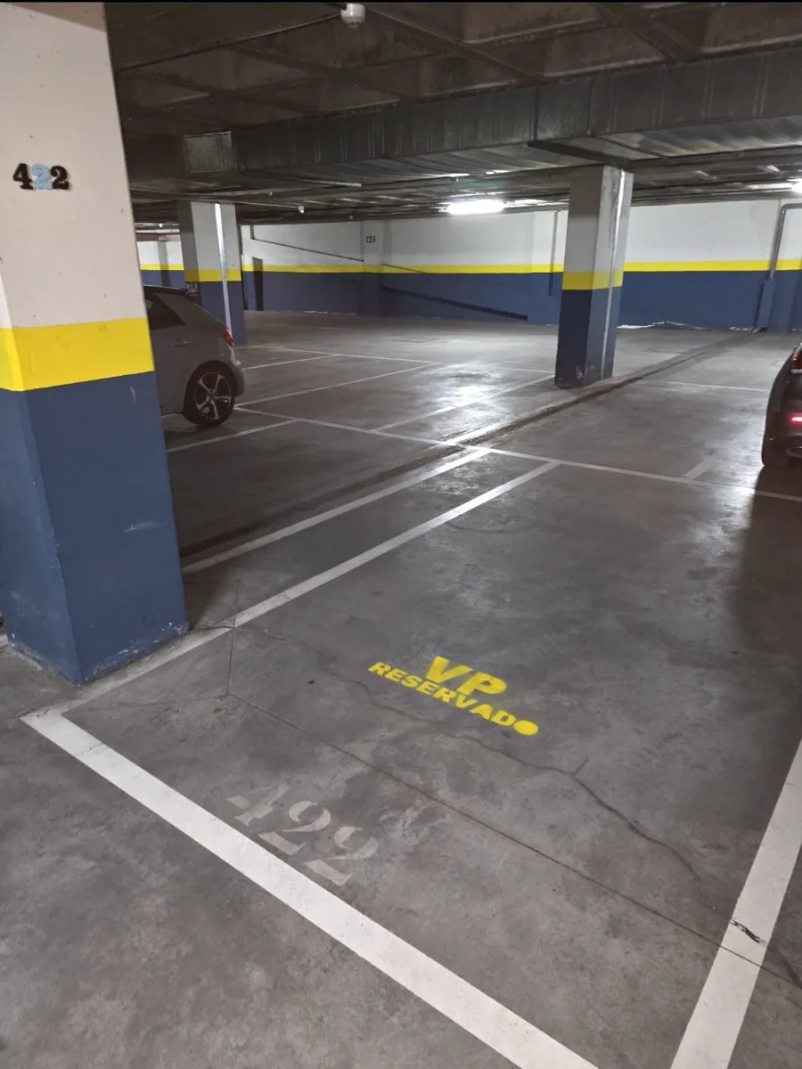 Plaza de parking vinculada a Cova y señalizada como reservada por VP Soluciones