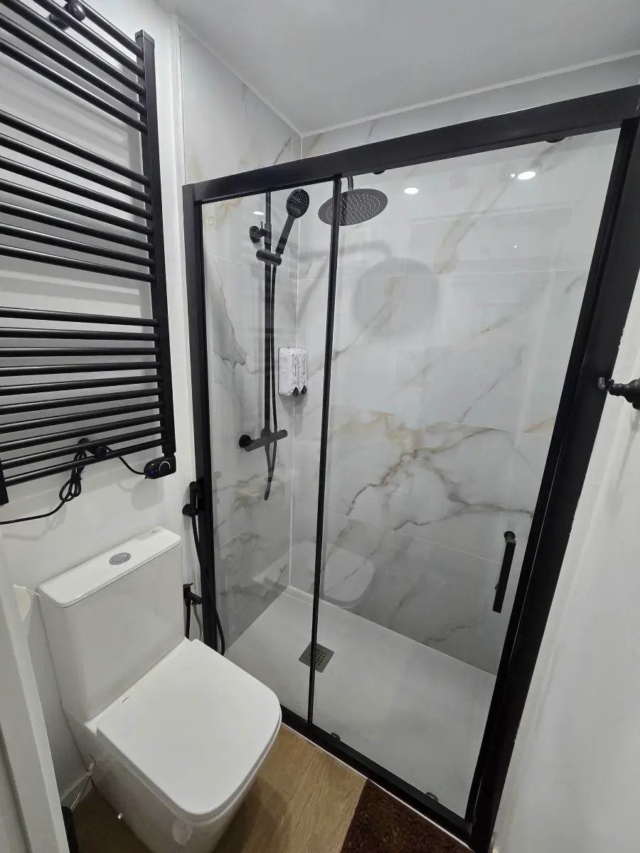 Baño de Cova con ducha de acceso bajo