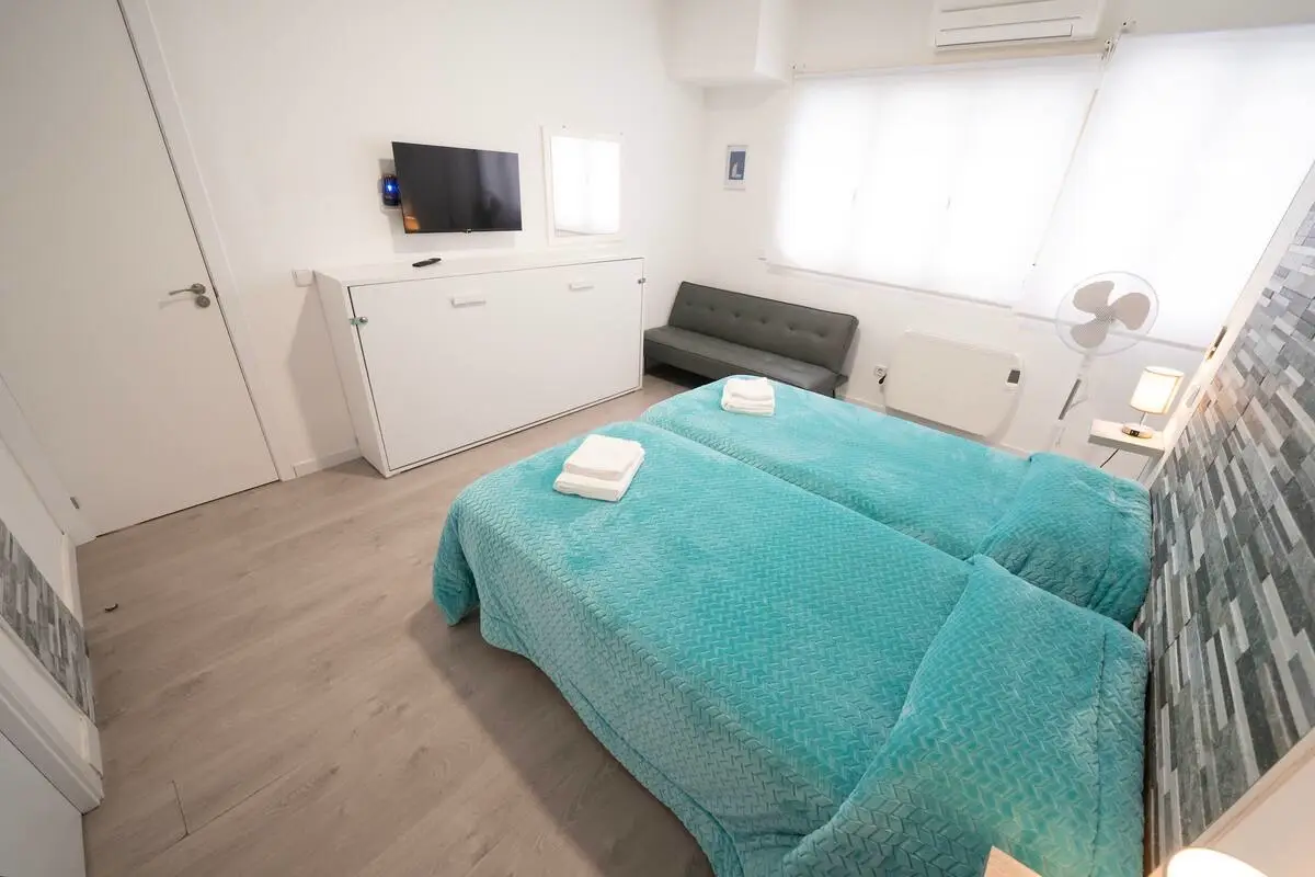 Dormitorio de Genil preparado con tres camas individuales