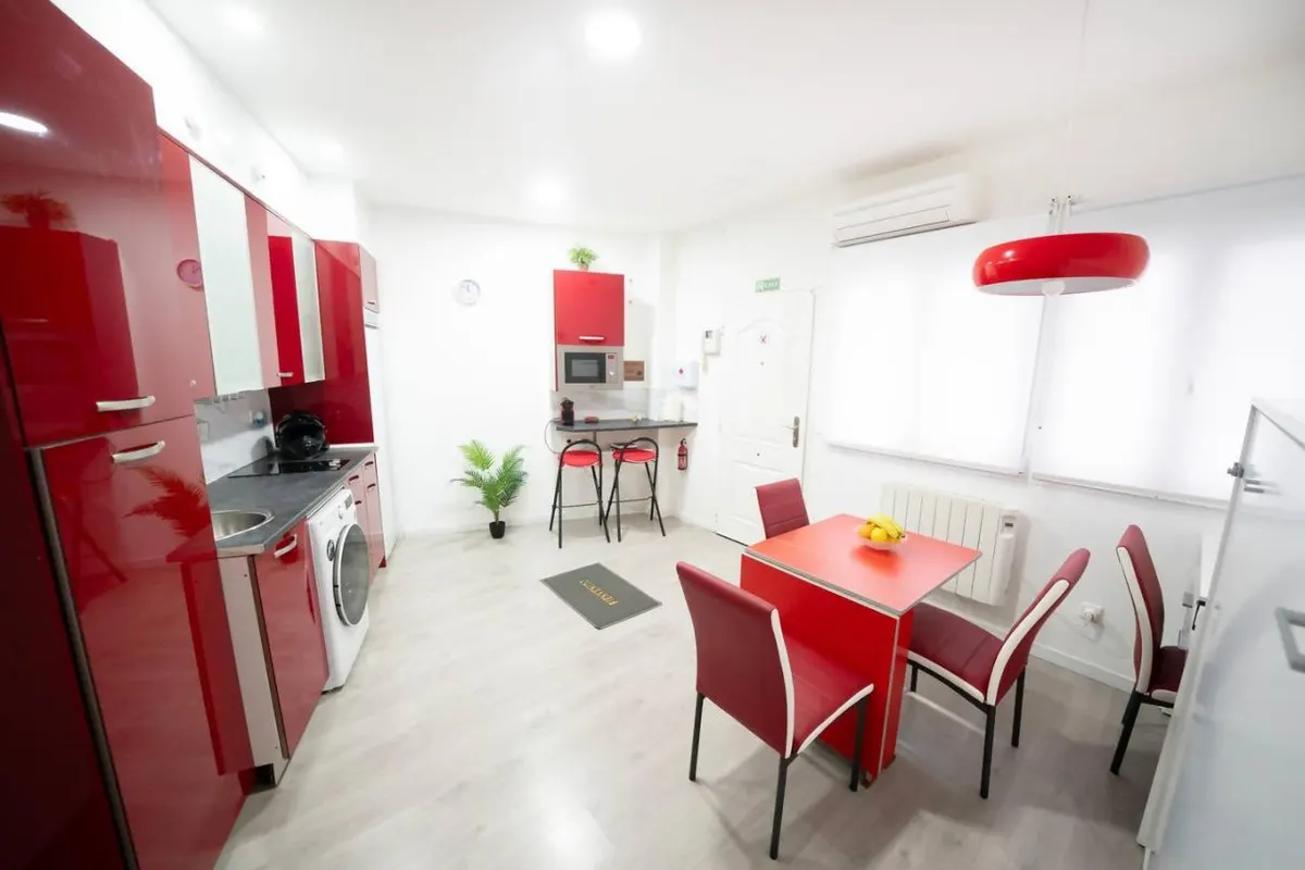 Vista amplia de la cocina, el comedor y el acceso de Genil
